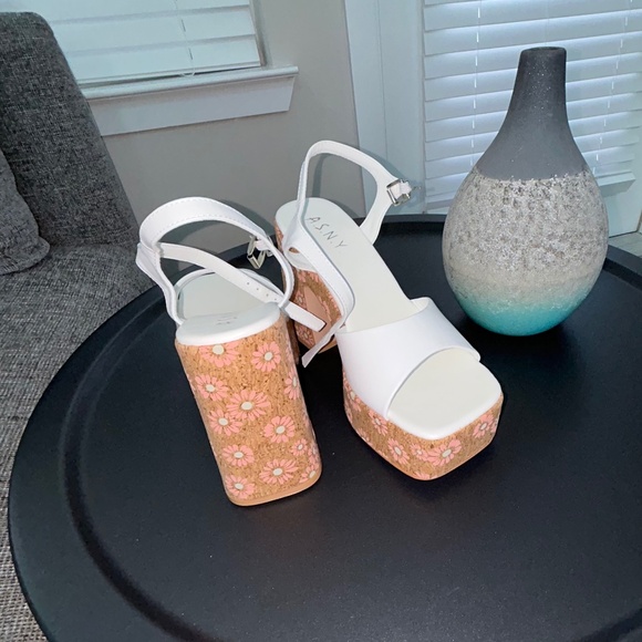 Flower Platform Heels (Size 8.5) 🌺 - Picture 1 of 4